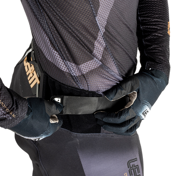 סט מכנס וחולצה 5.5 Stealth - Leatt
