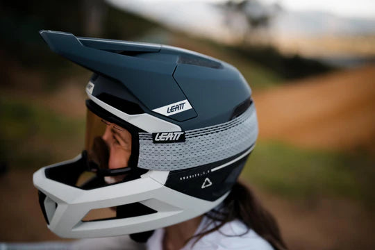 קסדה MTB Gravity 5.0 כחול/לבן - Leatt